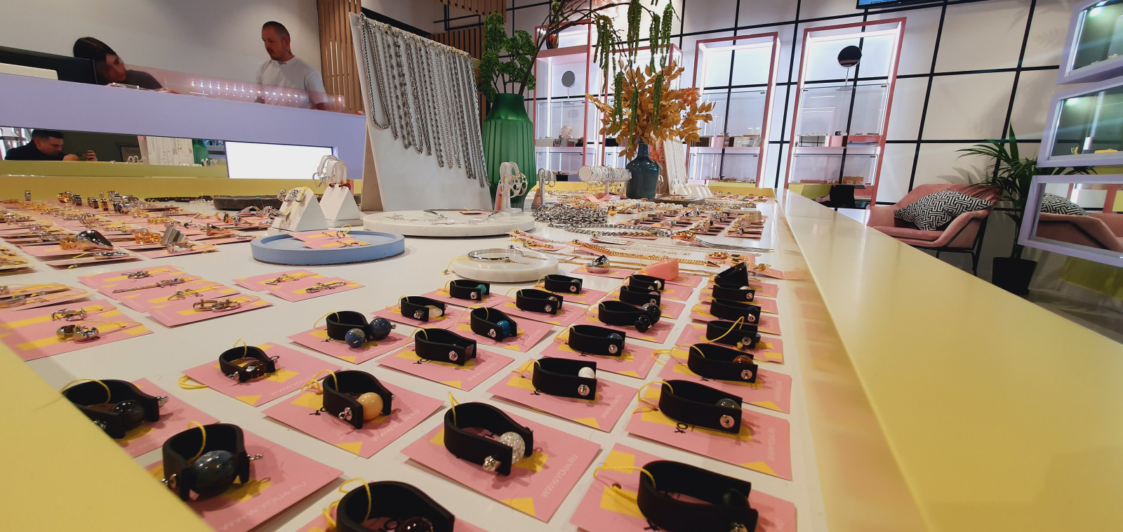 Интерьер бутика ювелирных украшений Youtho .