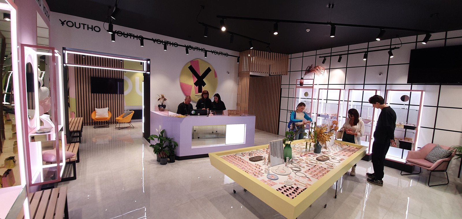 Интерьер бутика ювелирных украшений Youtho .