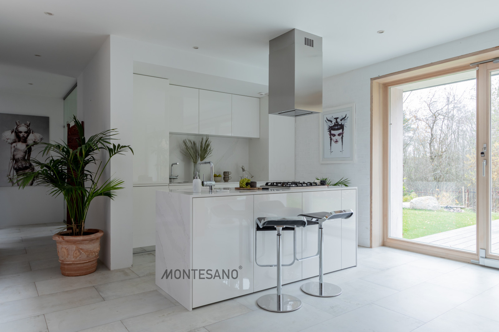 Кухня с островом в загородный дом