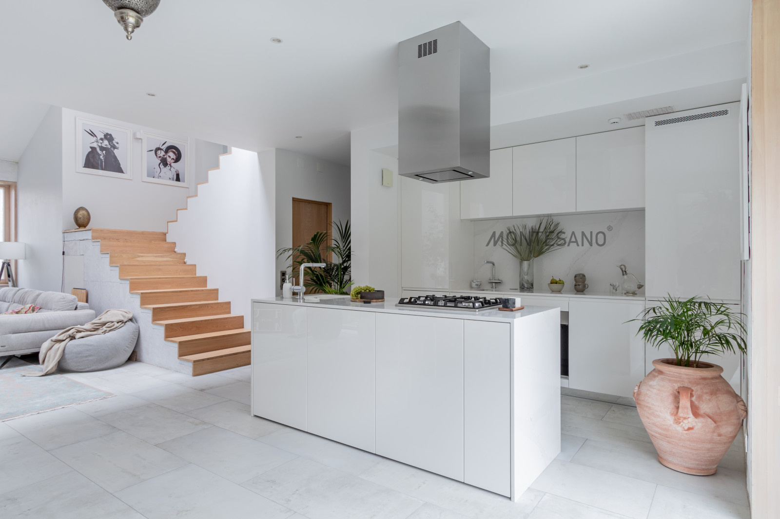 Кухня с островом в загородный дом