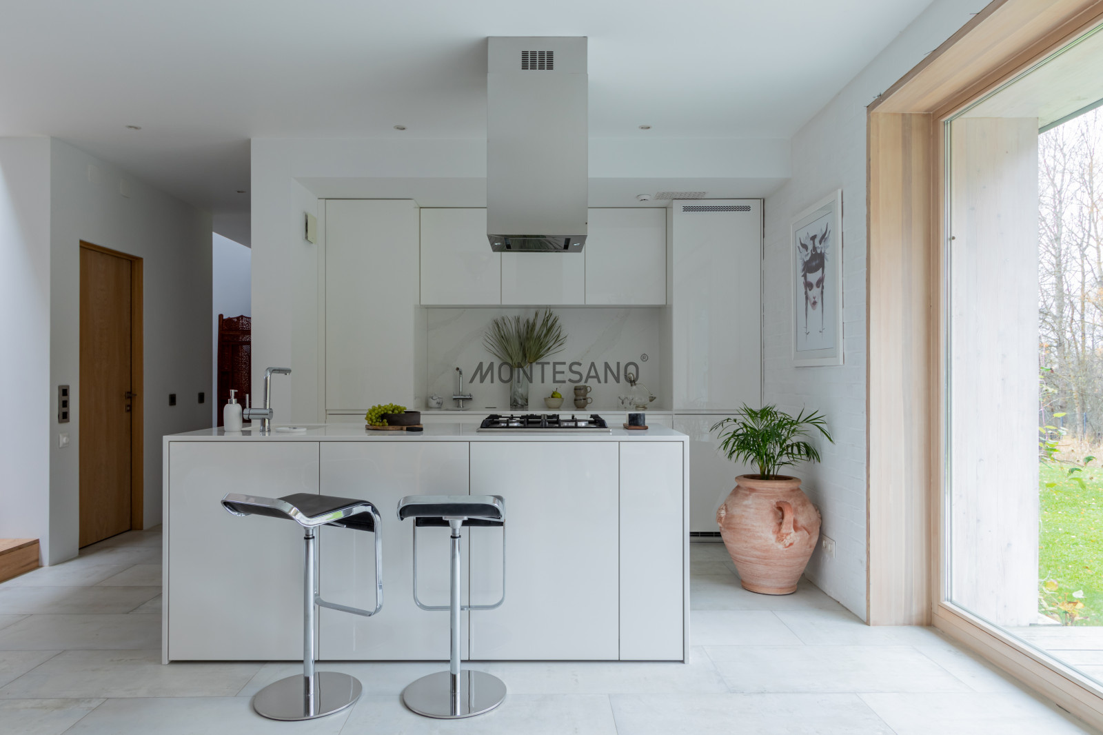 Кухня с островом в загородный дом