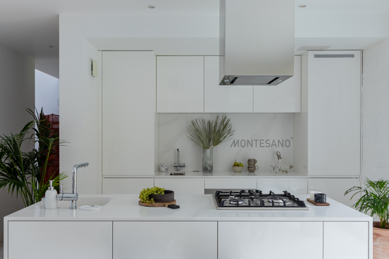 Кухня с островом в загородный дом