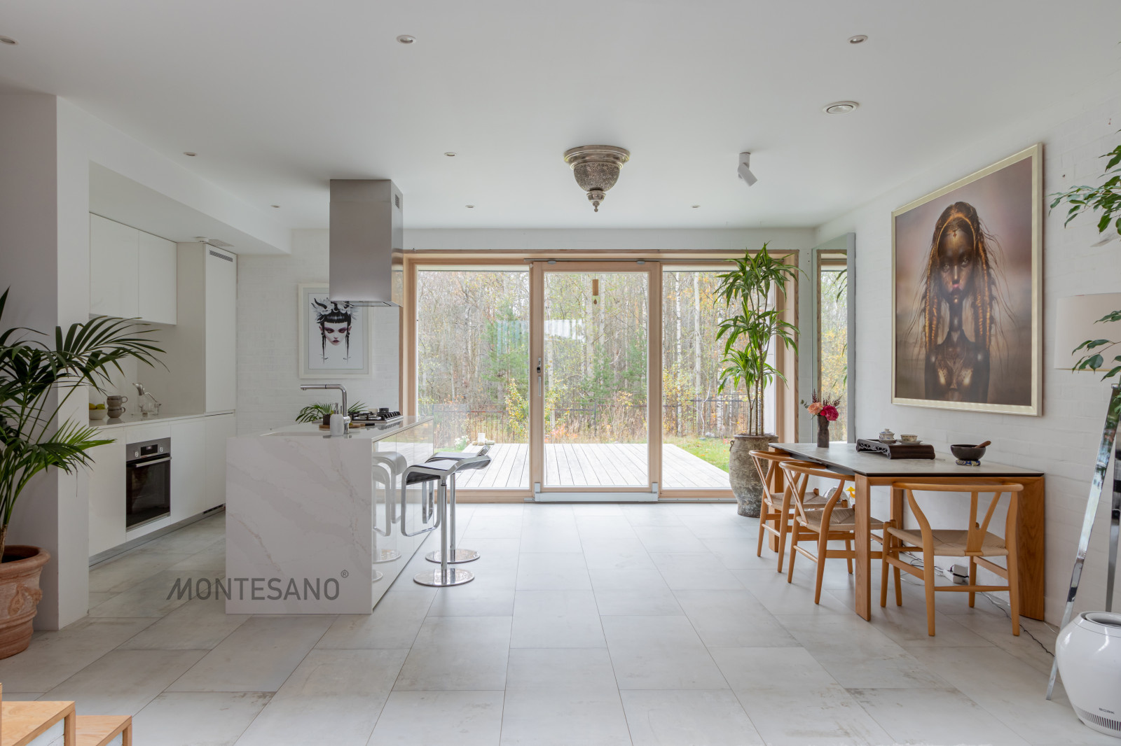 Кухня с островом в загородный дом