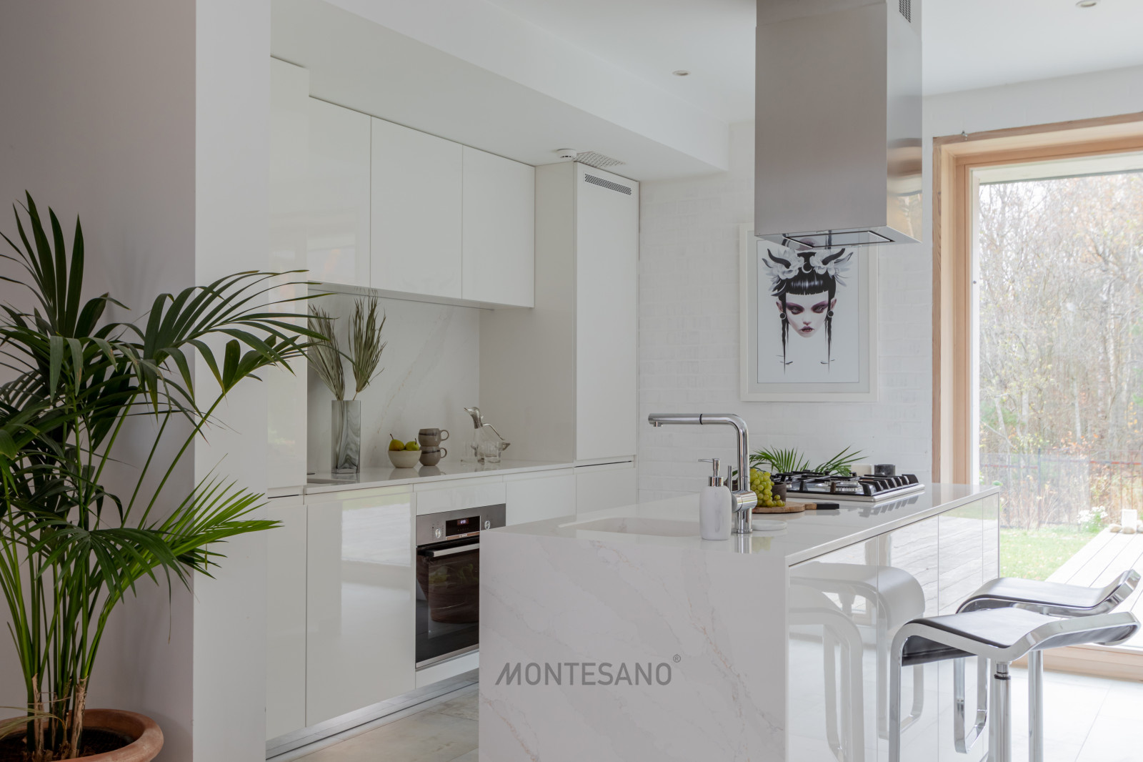 Кухня с островом в загородный дом