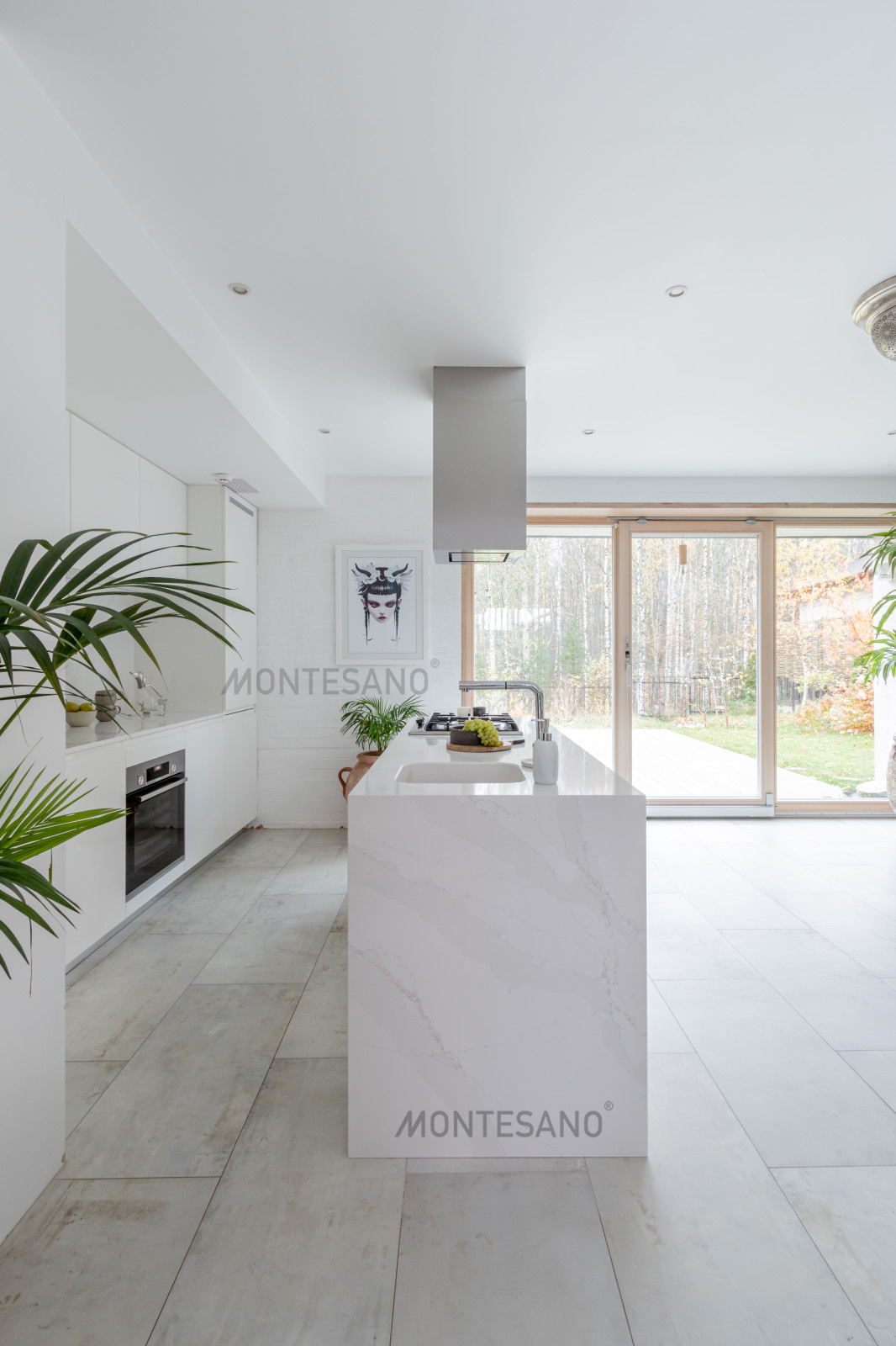 Кухня с островом в загородный дом