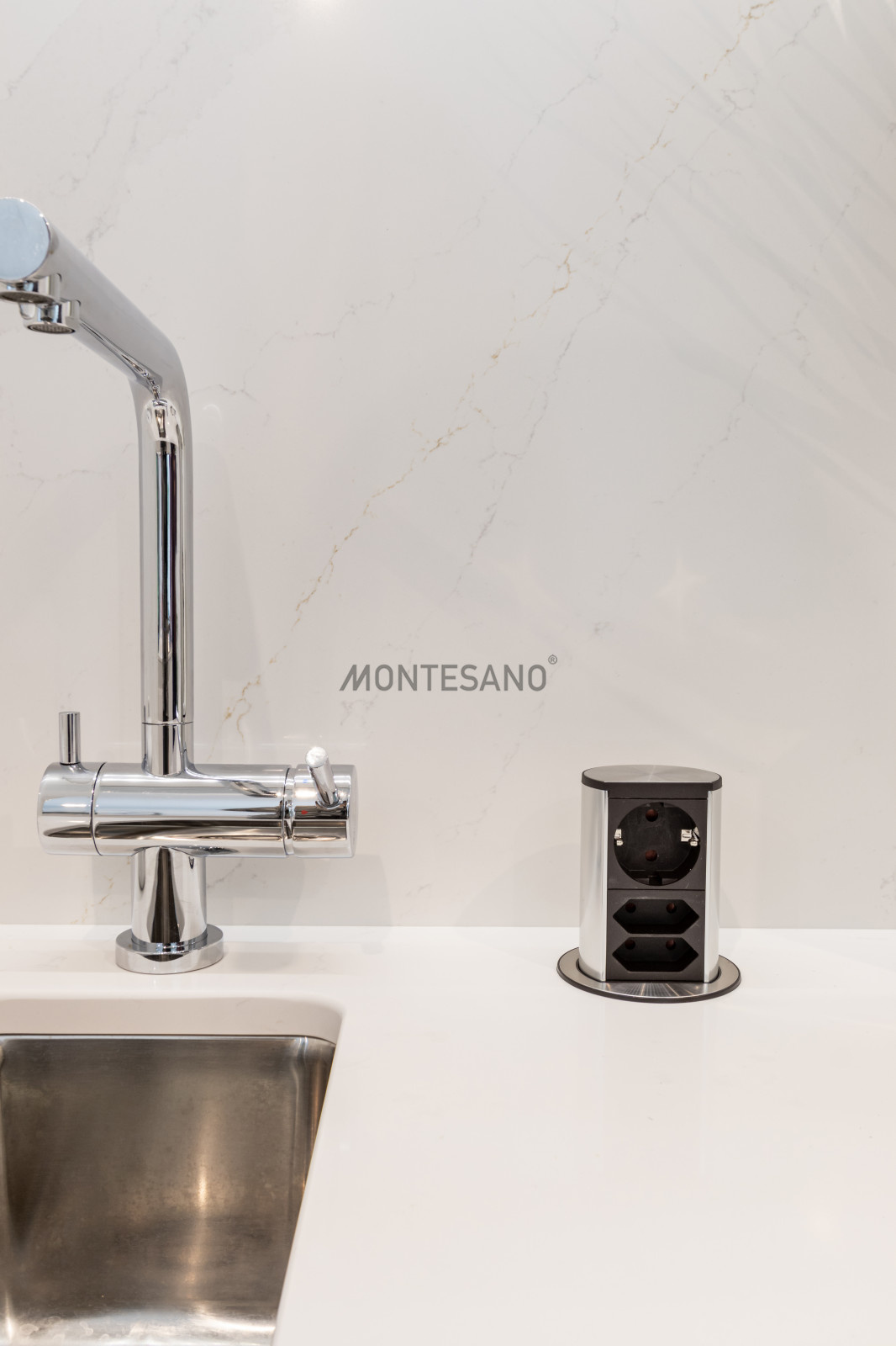 Кухня с островом в загородный дом