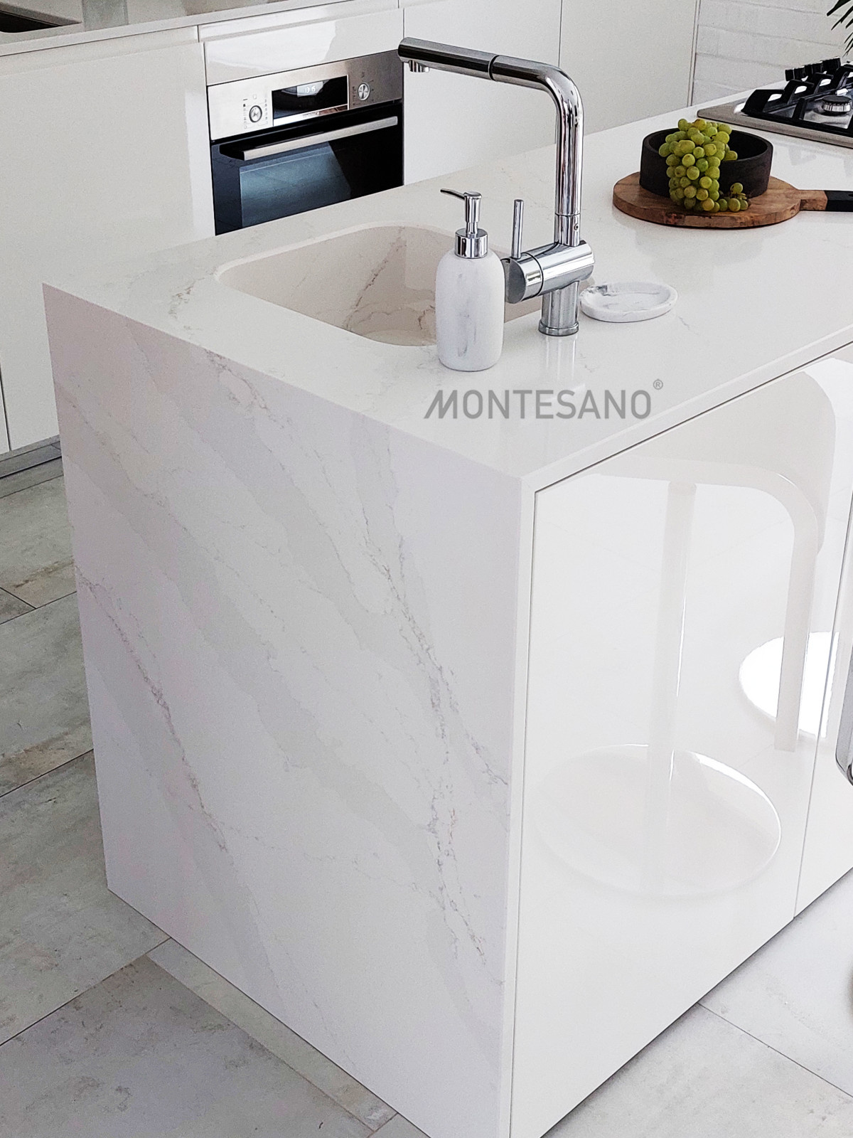 Кухня с островом в загородный дом