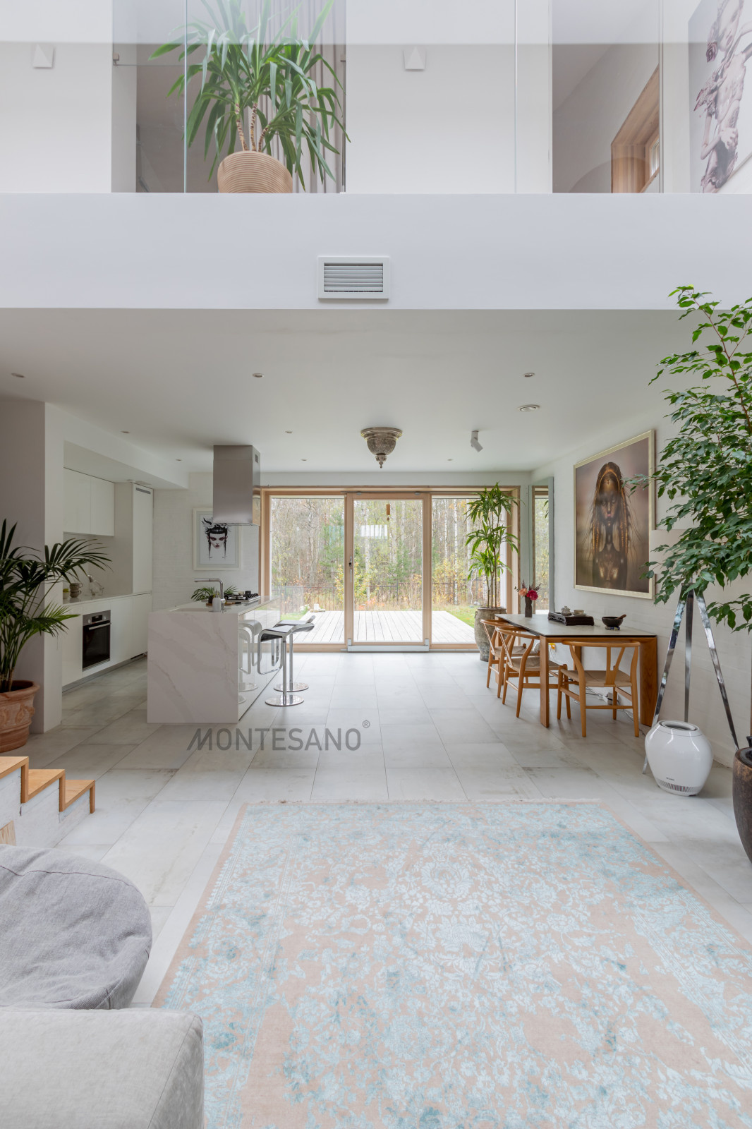 Кухня с островом в загородный дом