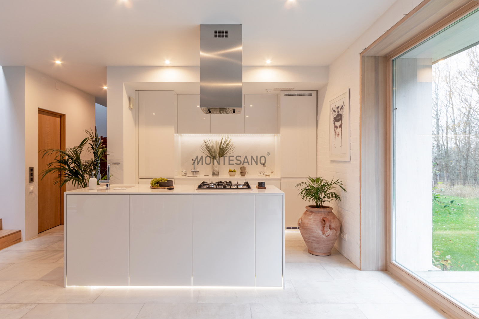 Кухня с островом в загородный дом