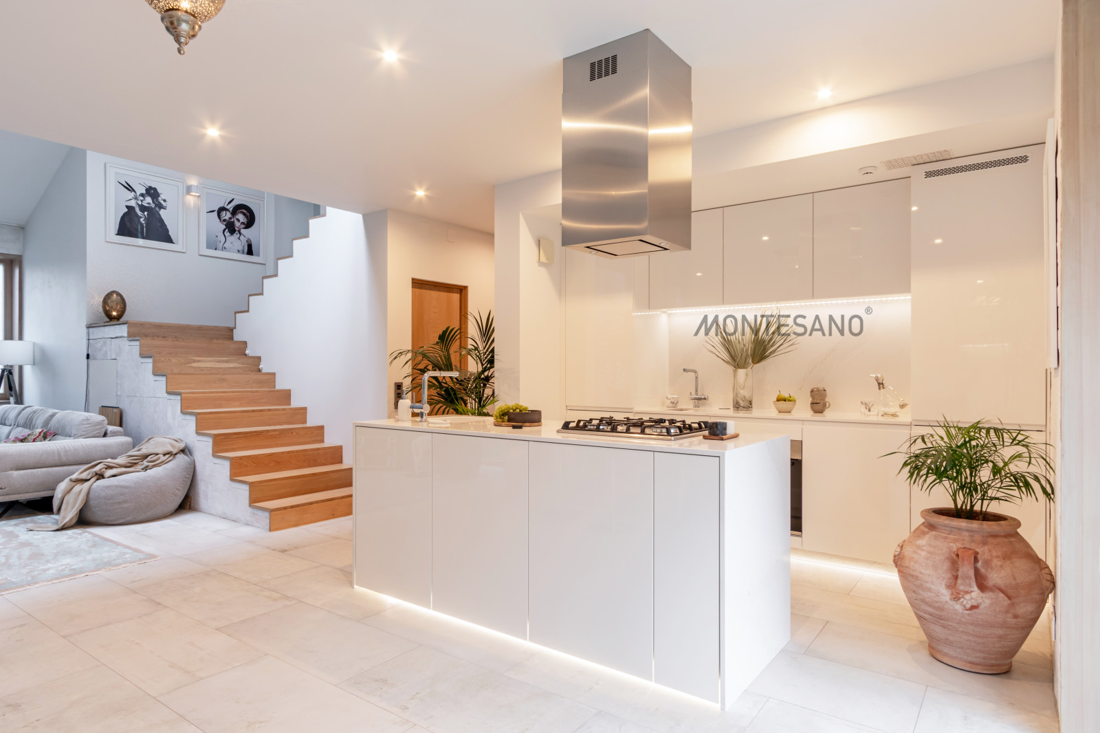 Кухня с островом в загородный дом