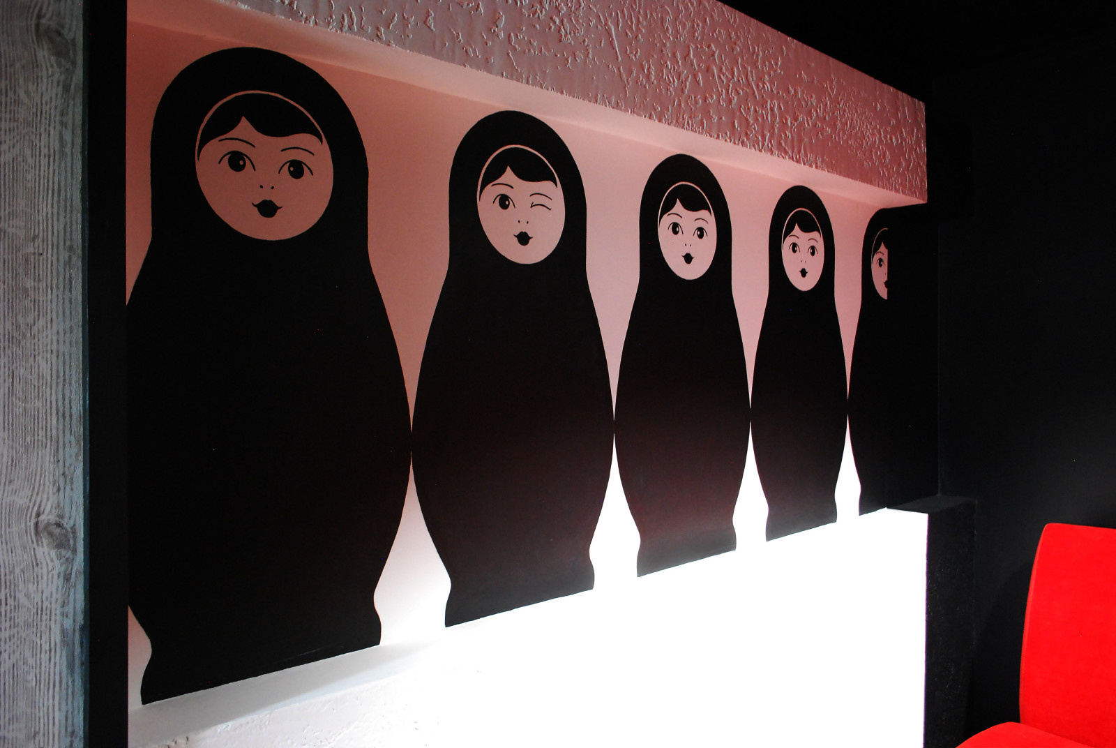 Оформление стен и стульев в кафе "ДоброБлин"