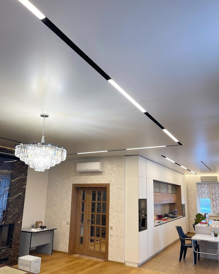 Современные потолки с линейным освещением в КП Голубой залив