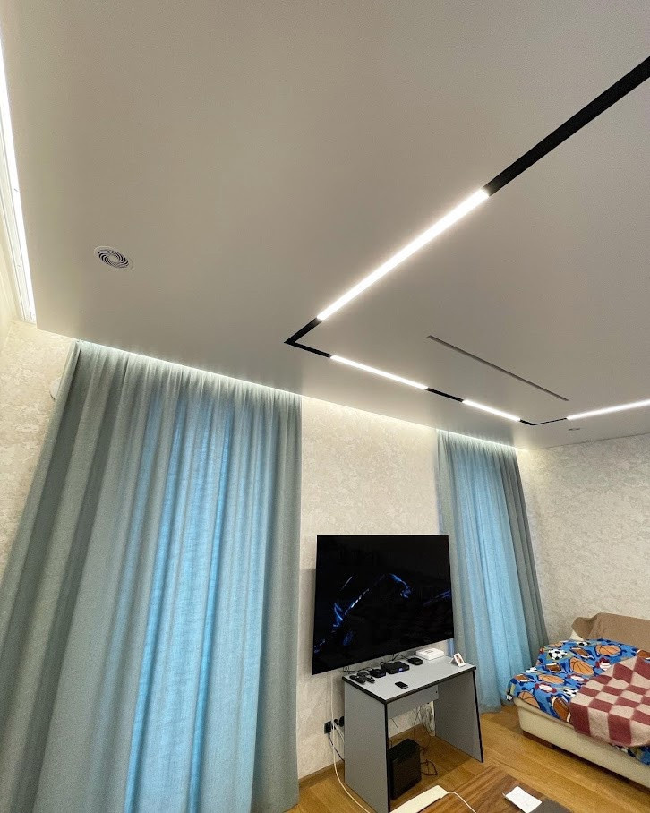 Современные потолки с линейным освещением в КП Голубой залив