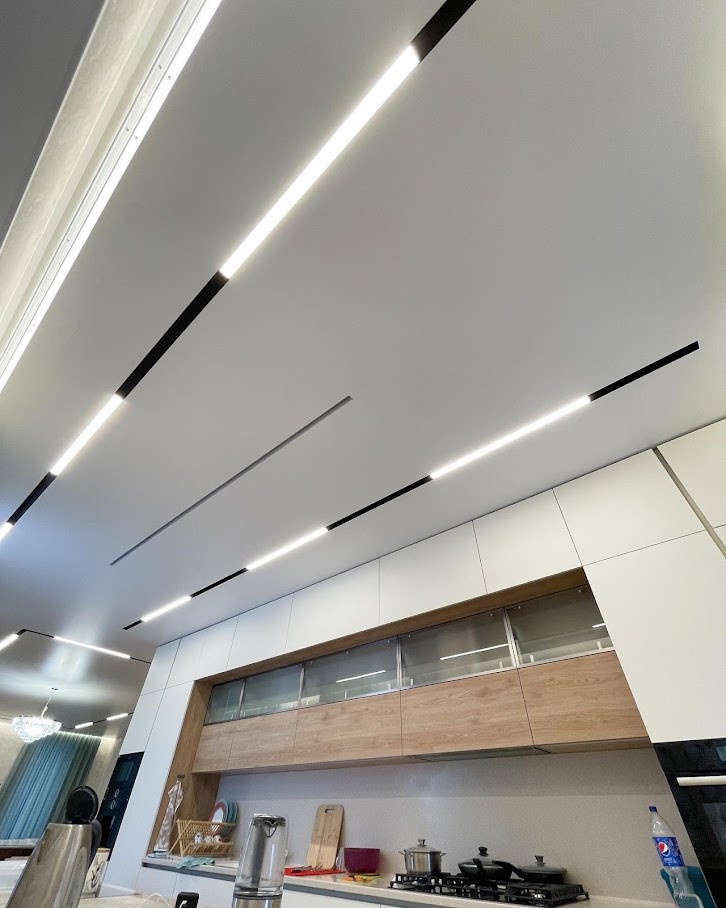 Современные потолки с линейным освещением в КП Голубой залив