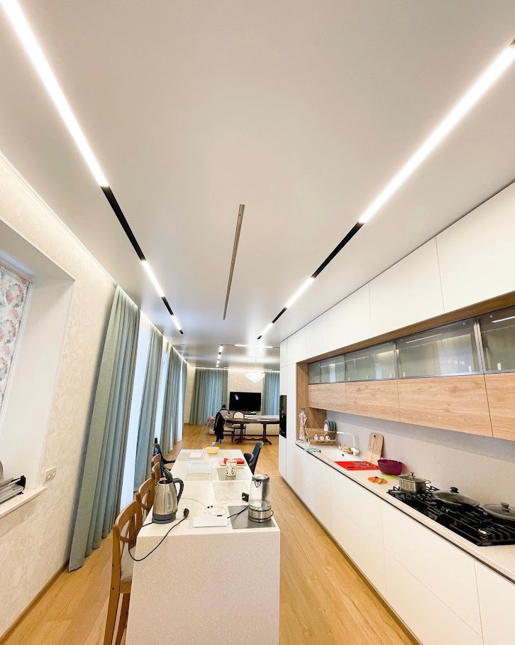 Современные потолки с линейным освещением в КП Голубой залив