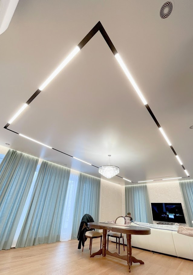 Современные потолки с линейным освещением в КП Голубой залив