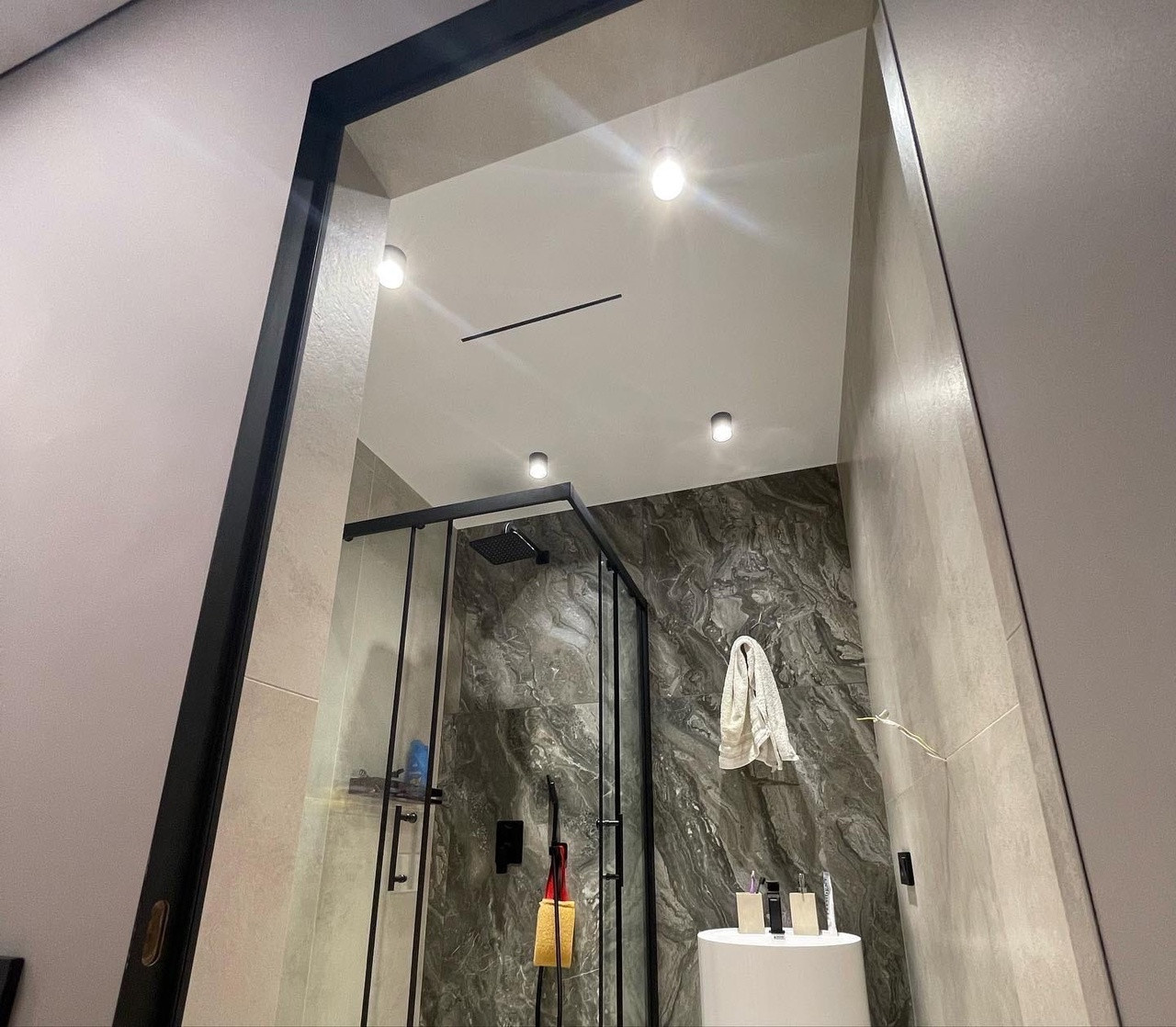 Теневые потолки и линейное освещение в ЖК Европейский берег