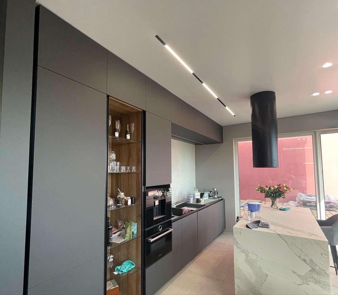 Теневые потолки и линейное освещение в ЖК Европейский берег