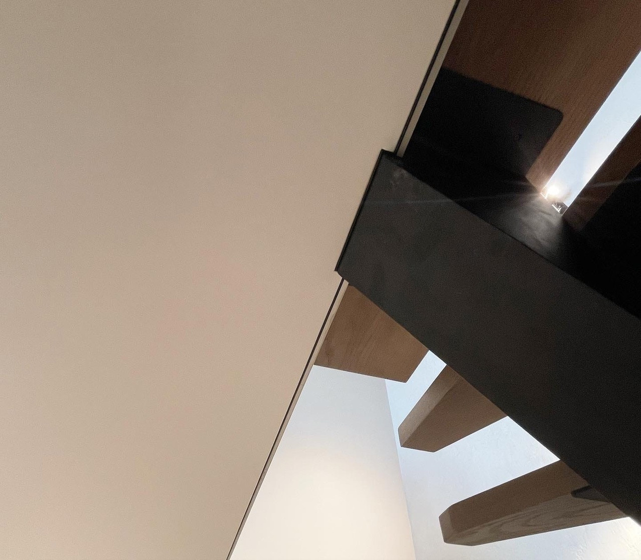 Теневые потолки и линейное освещение в ЖК Европейский берег