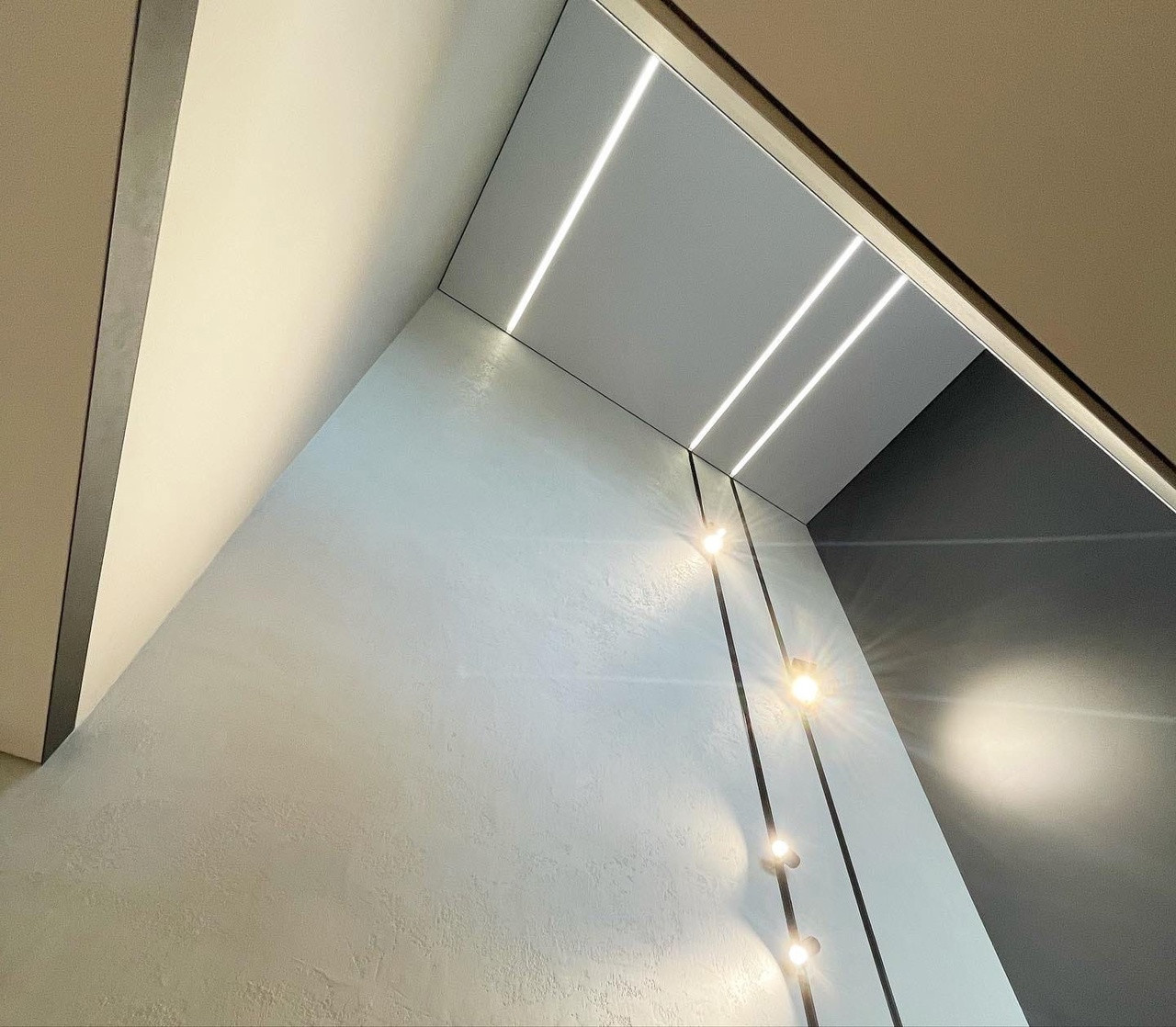 Теневые потолки и линейное освещение в ЖК Европейский берег