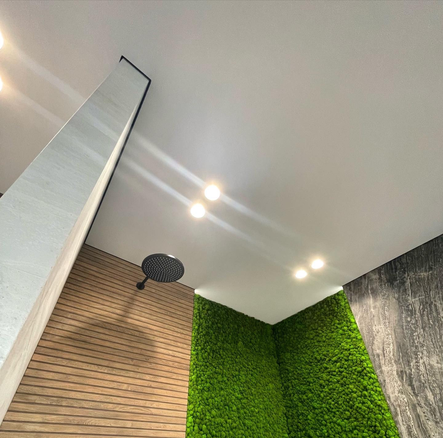 Теневые потолки и линейное освещение в ЖК Европейский берег