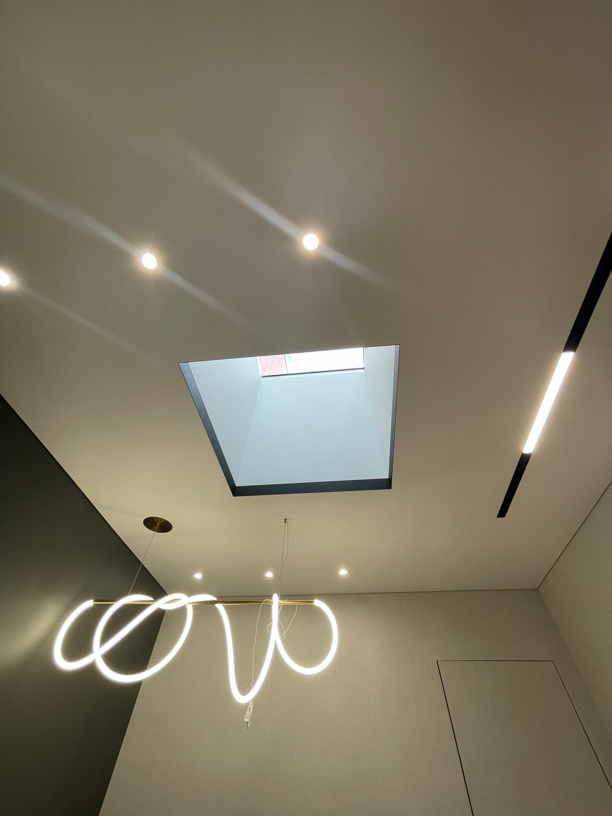 Теневые потолки и линейное освещение в ЖК Европейский берег