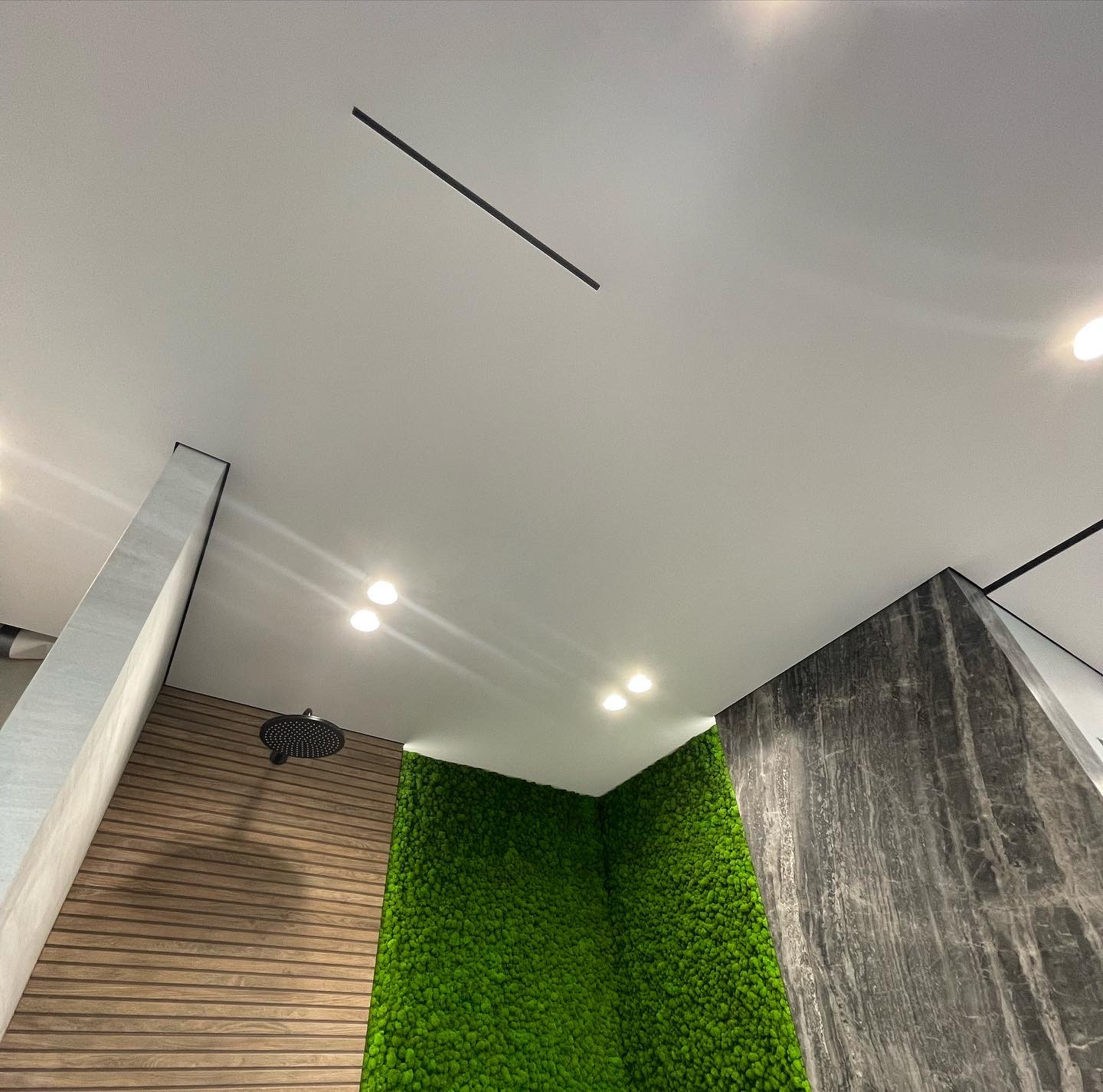 Теневые потолки и линейное освещение в ЖК Европейский берег