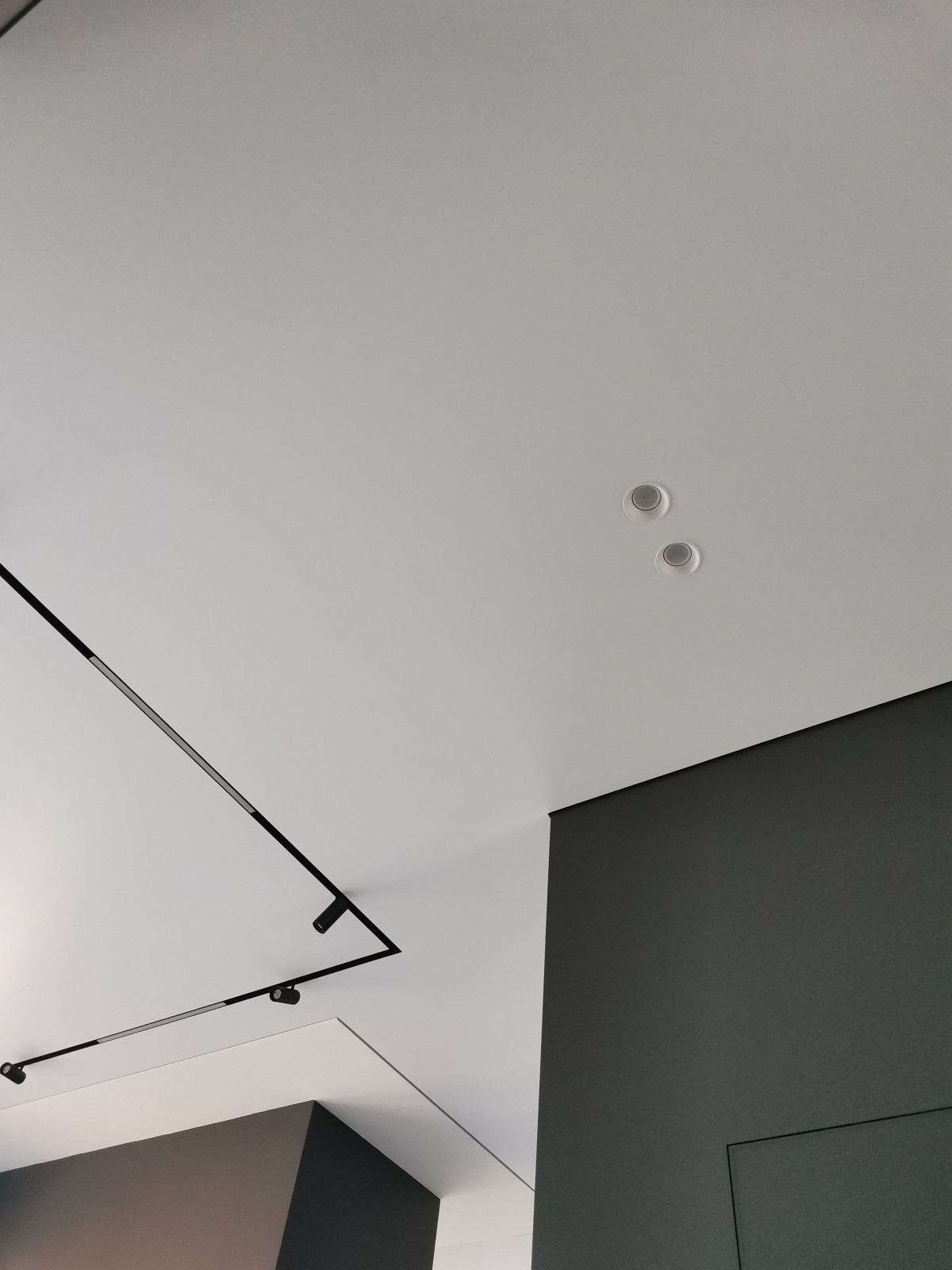 Теневые потолки и линейное освещение в ЖК Европейский берег