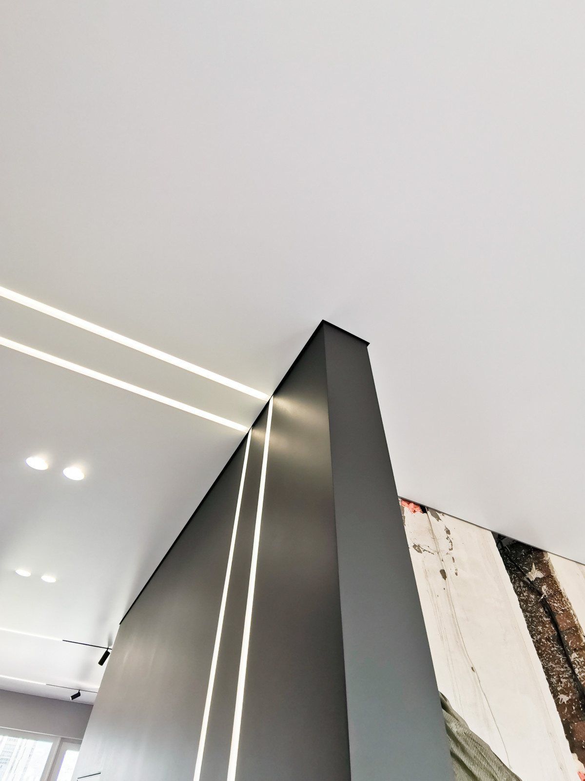 Теневые потолки и линейное освещение в ЖК Европейский берег