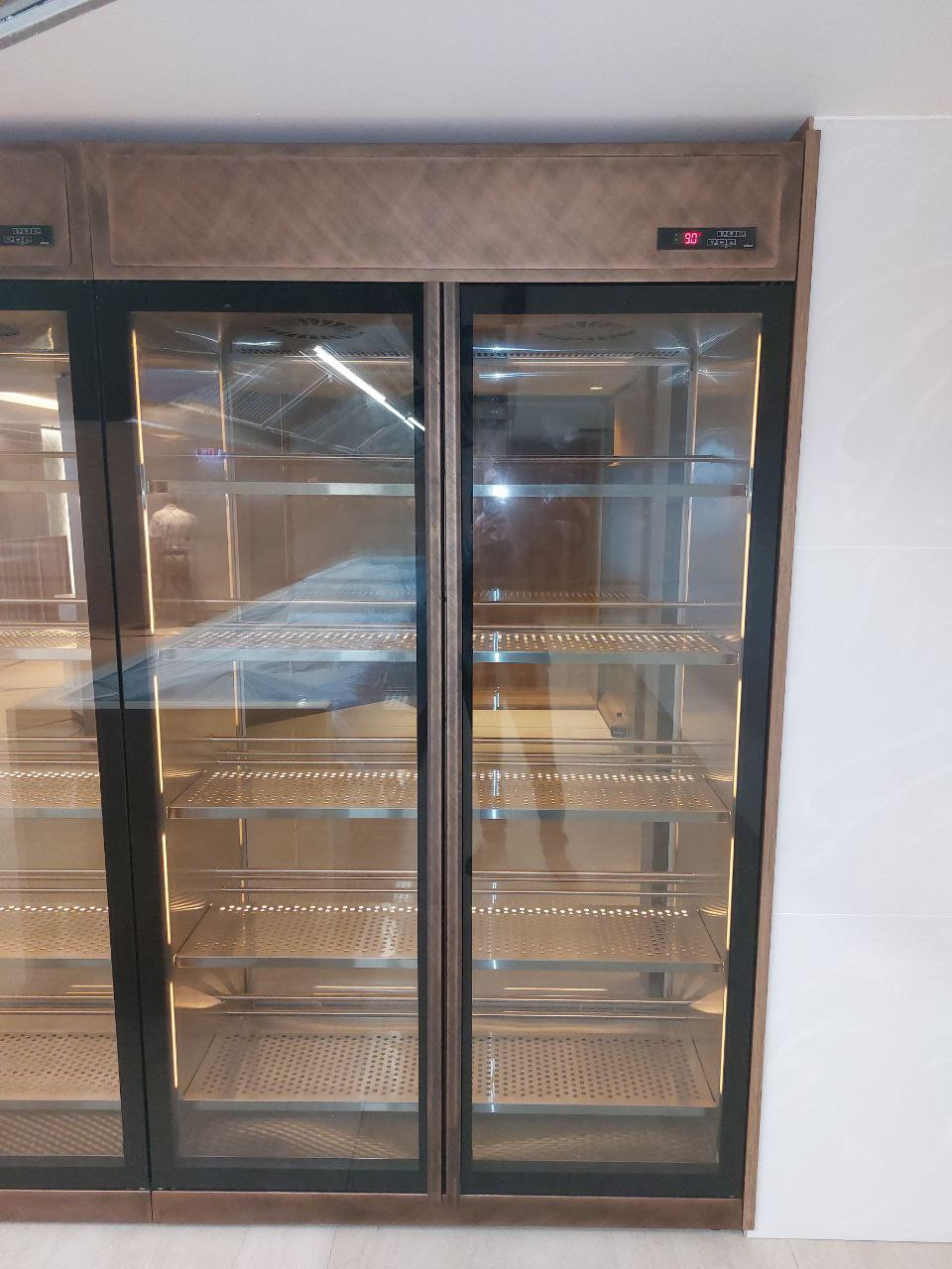 Обложка проекта: Винная витрина в гостинице