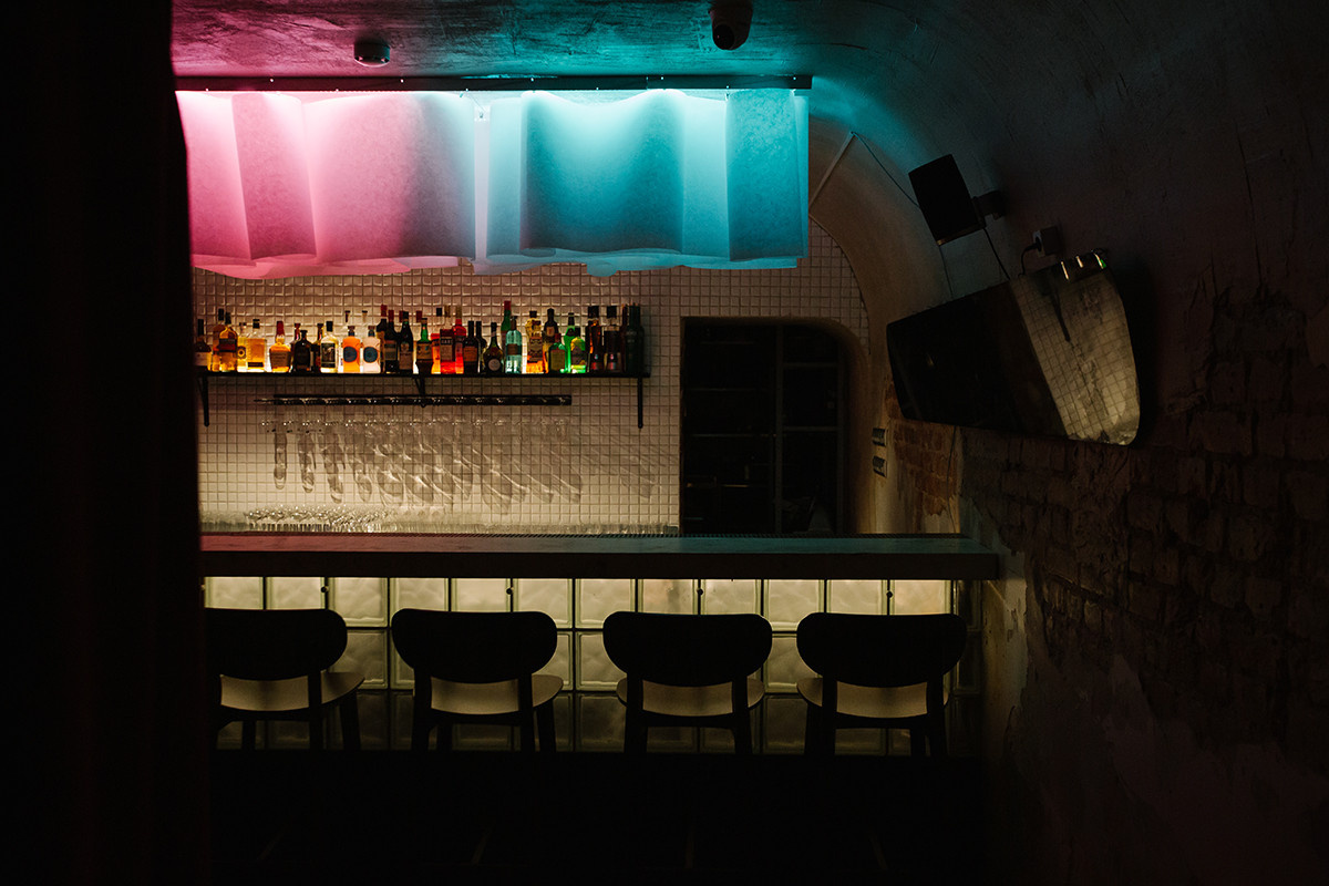 Потолок с подсветкой для оформления барной стойки в Ola bar