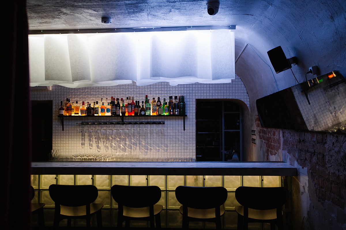 Потолок с подсветкой для оформления барной стойки в Ola bar