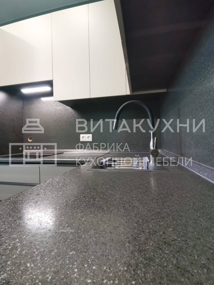Светлая угловая кухня