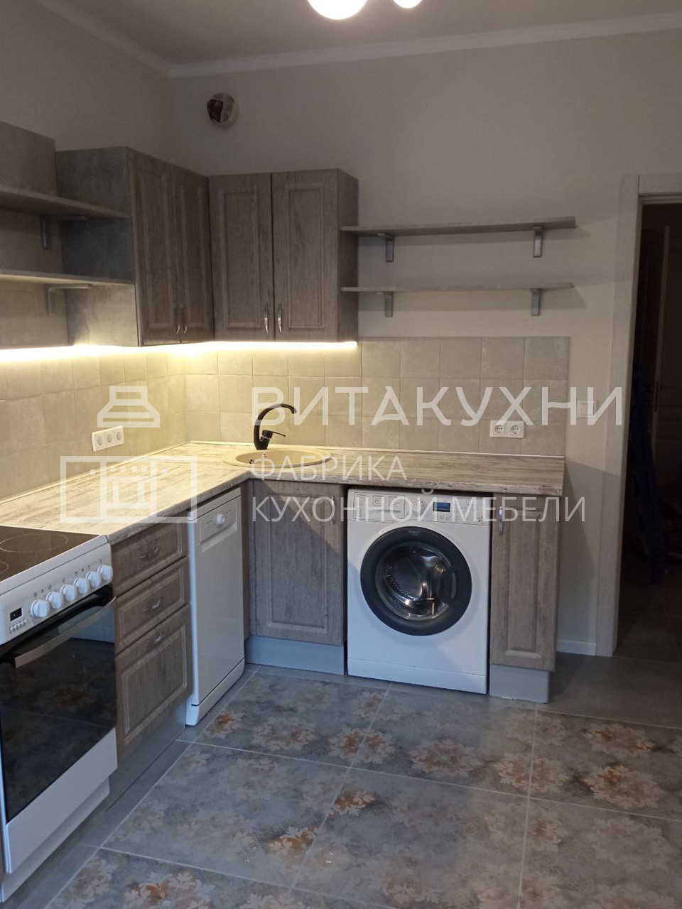 Кухонный гарнитур с открытыми полками