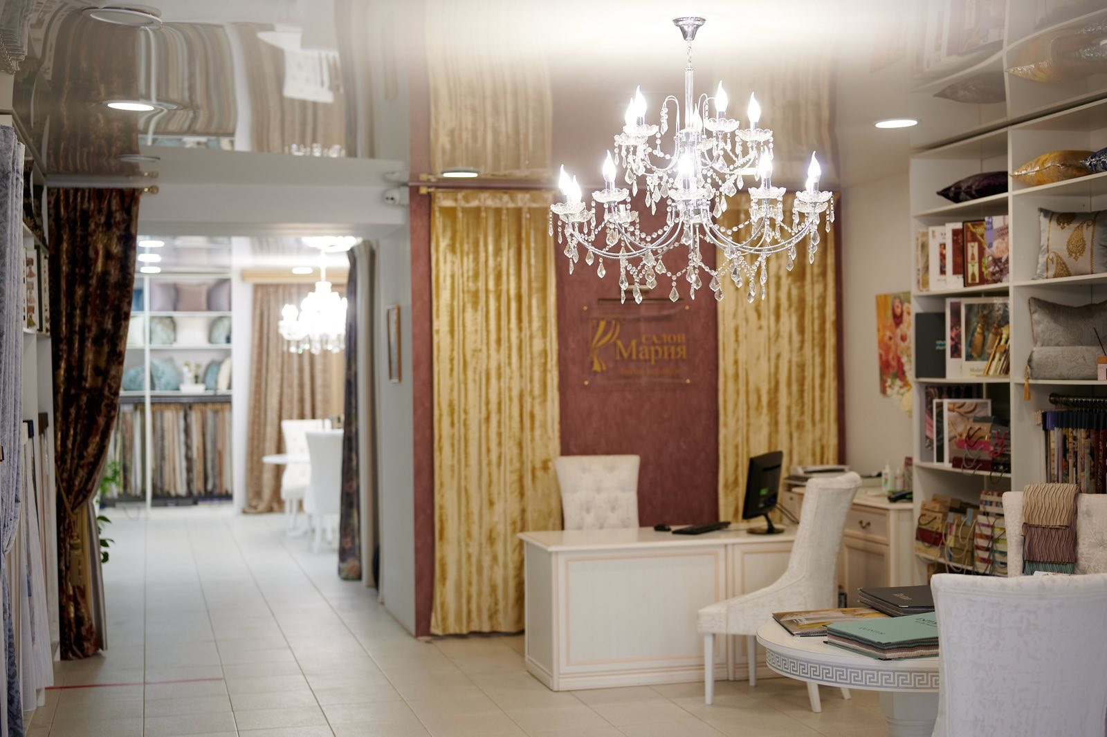 Шторы в итерьере салона