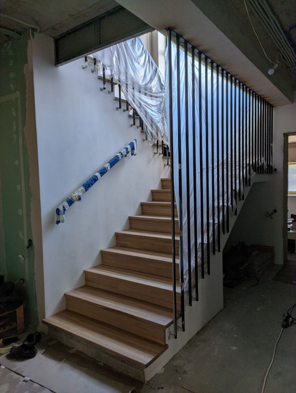 Проектирование и изготовление лестниц и мебели