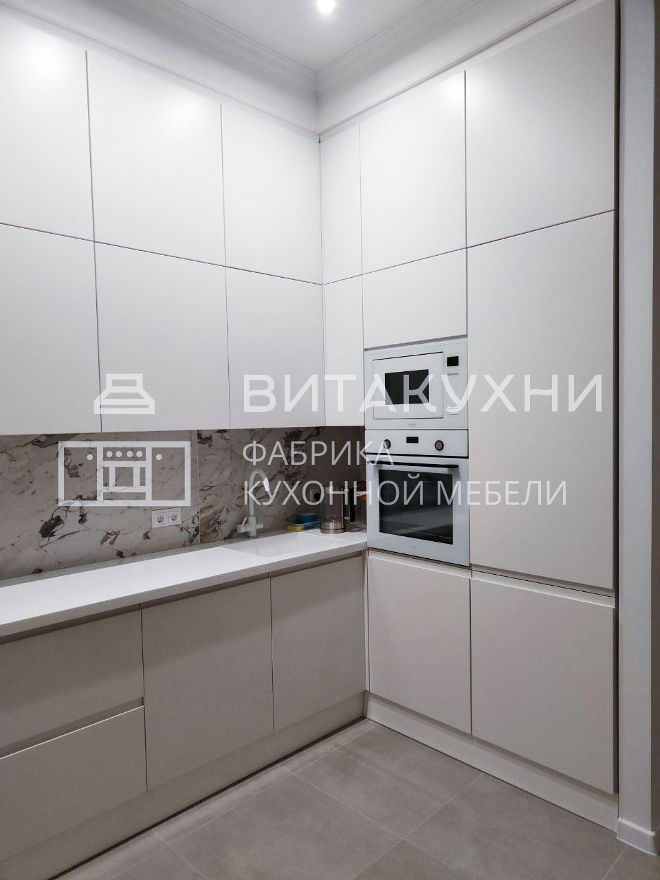 Белый кухонный гарнитур в современном стиле