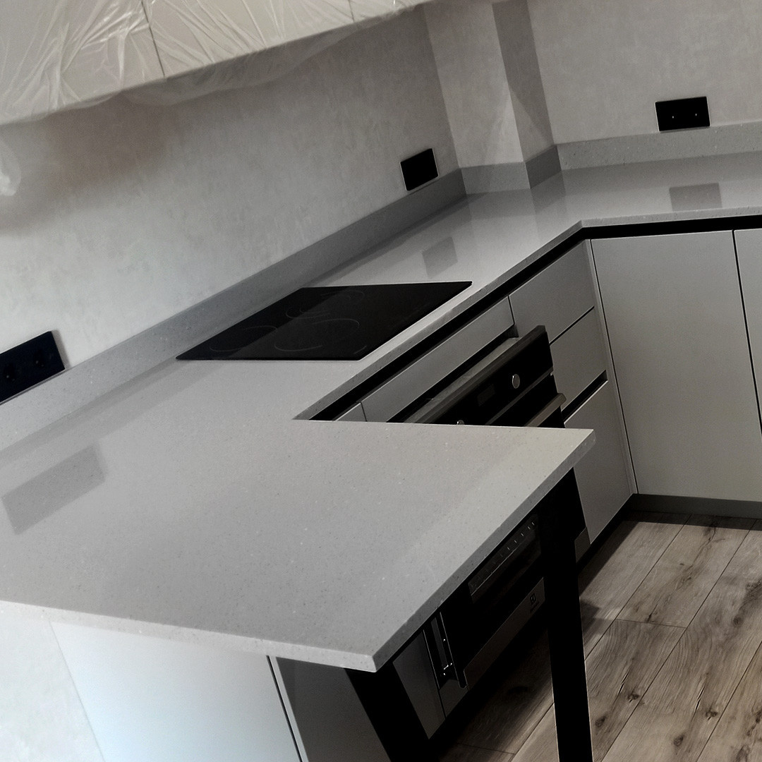 Серая кухонная столешница из искусственного камня Hi-Macs под бетон