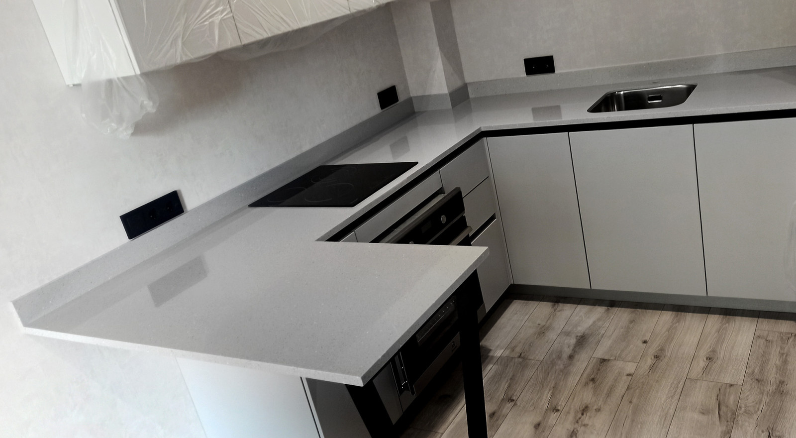 Серая кухонная столешница из искусственного камня Hi-Macs под бетон