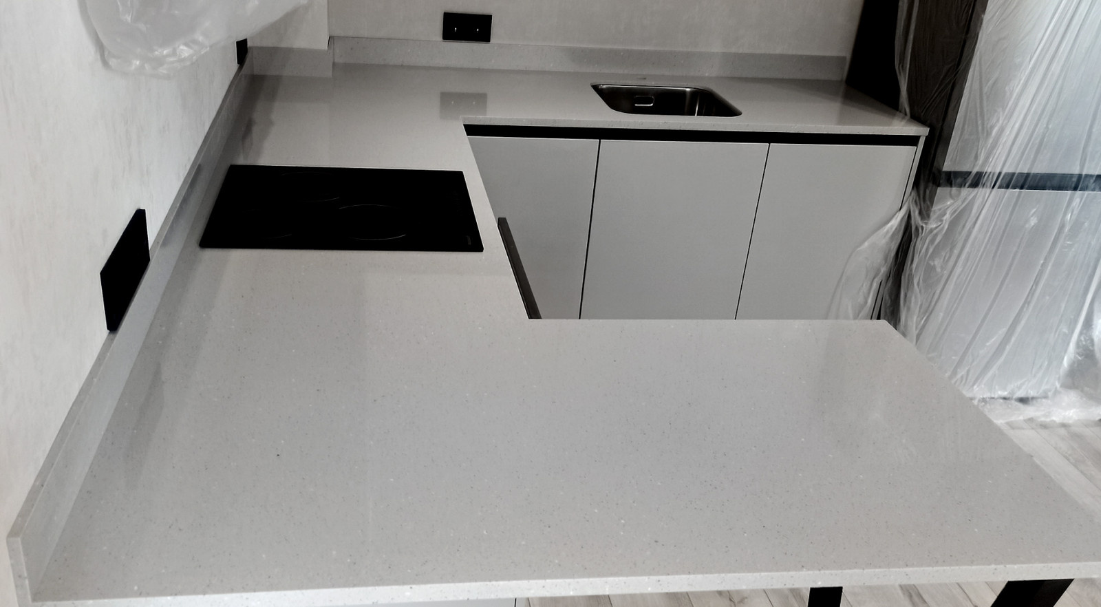 Серая кухонная столешница из искусственного камня Hi-Macs под бетон