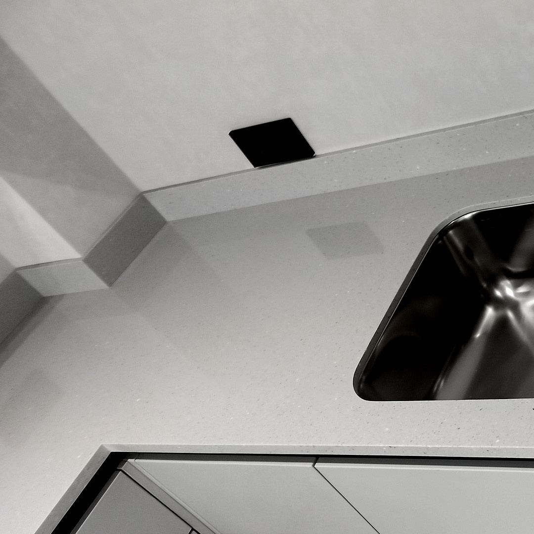 Серая кухонная столешница из искусственного камня Hi-Macs под бетон