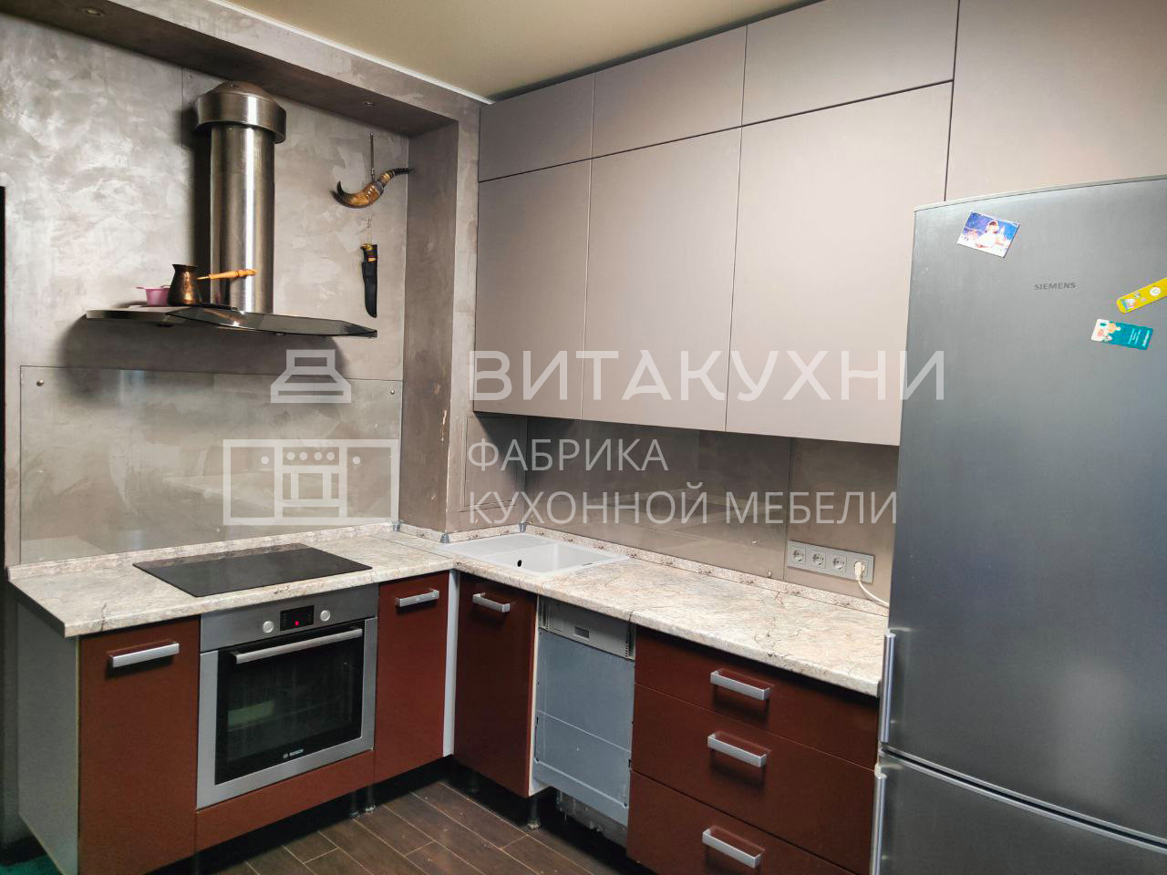 Кухня небольшого размера в современном стиле