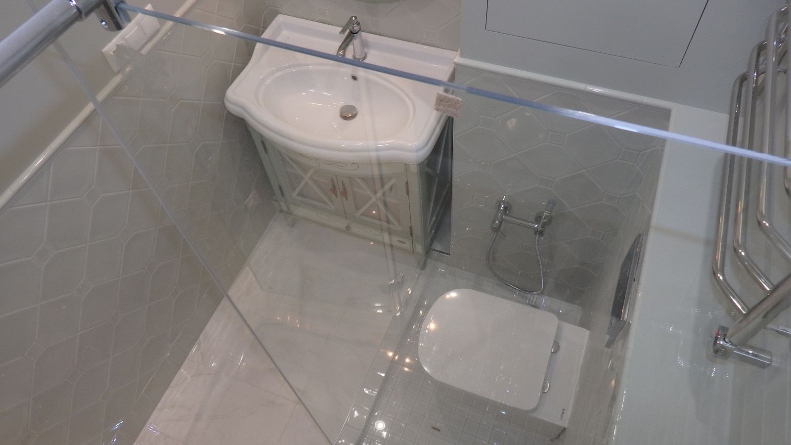 ЖК Вивальди - новый санузел в квартире-студии в новостройке с душевым углом