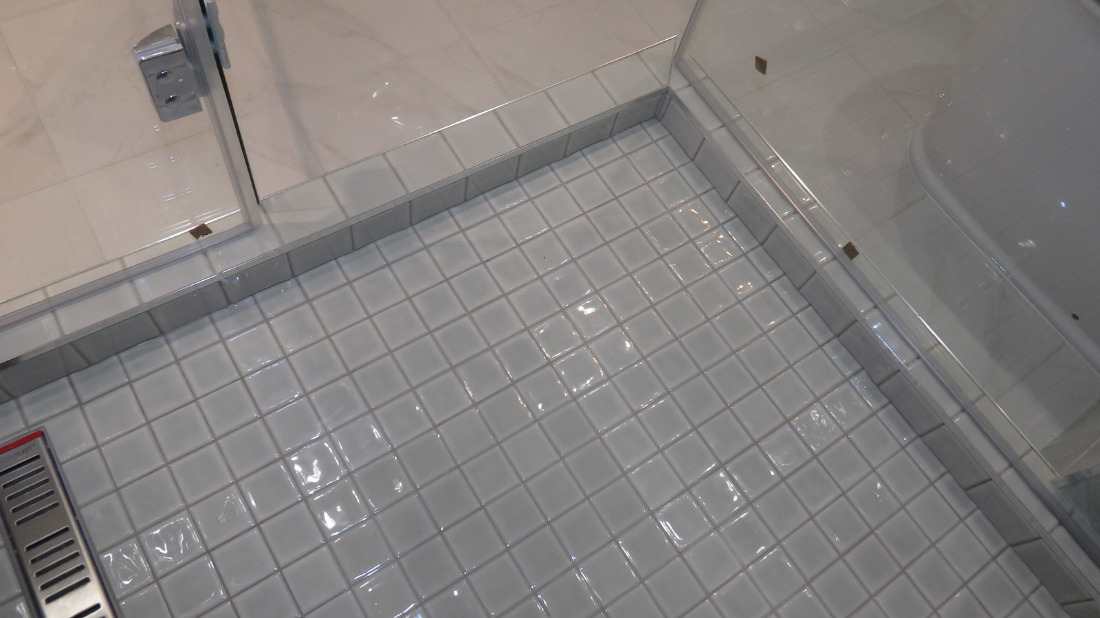 ЖК Вивальди - новый санузел в квартире-студии в новостройке с душевым углом