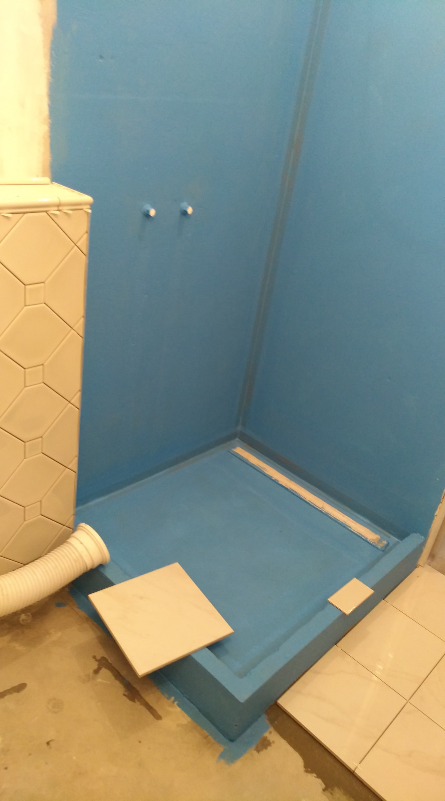 ЖК Вивальди - новый санузел в квартире-студии в новостройке с душевым углом