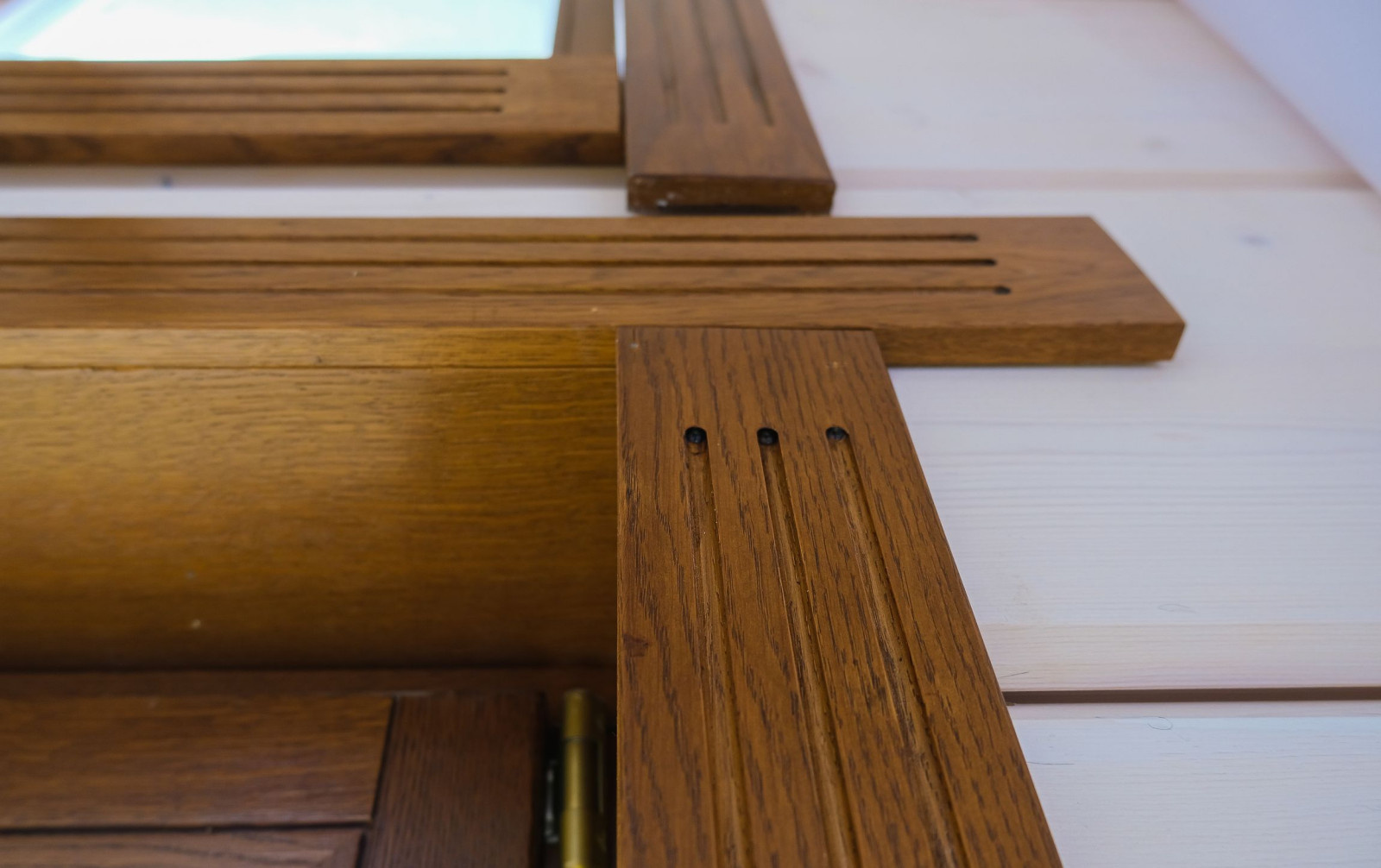 Деревянные современные окна для загородных домов