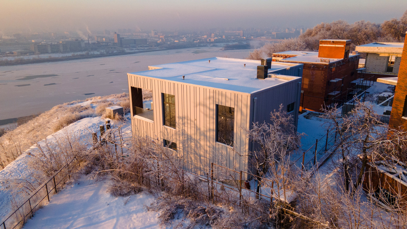 Современный дом над Окой,  в г. Нижнем Новгороде