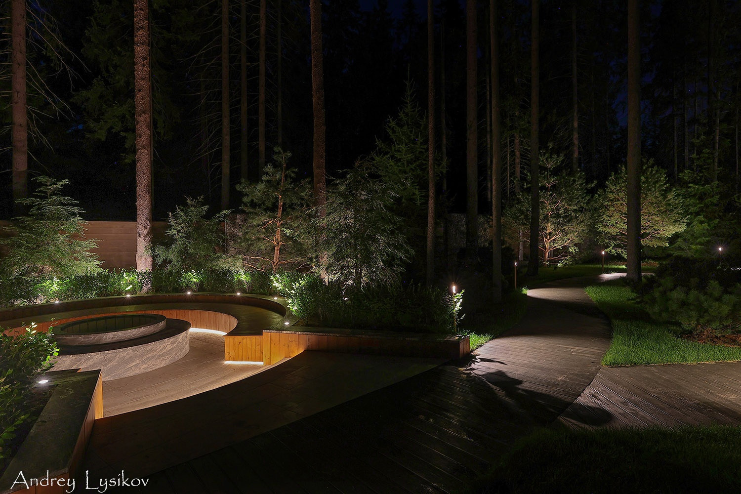 Ночная съемка ландшафтного освещения