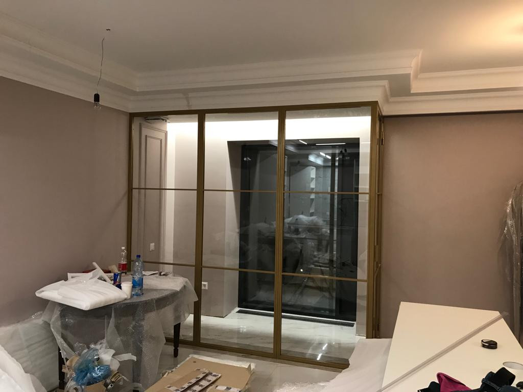 Перегородки с золотым профилем