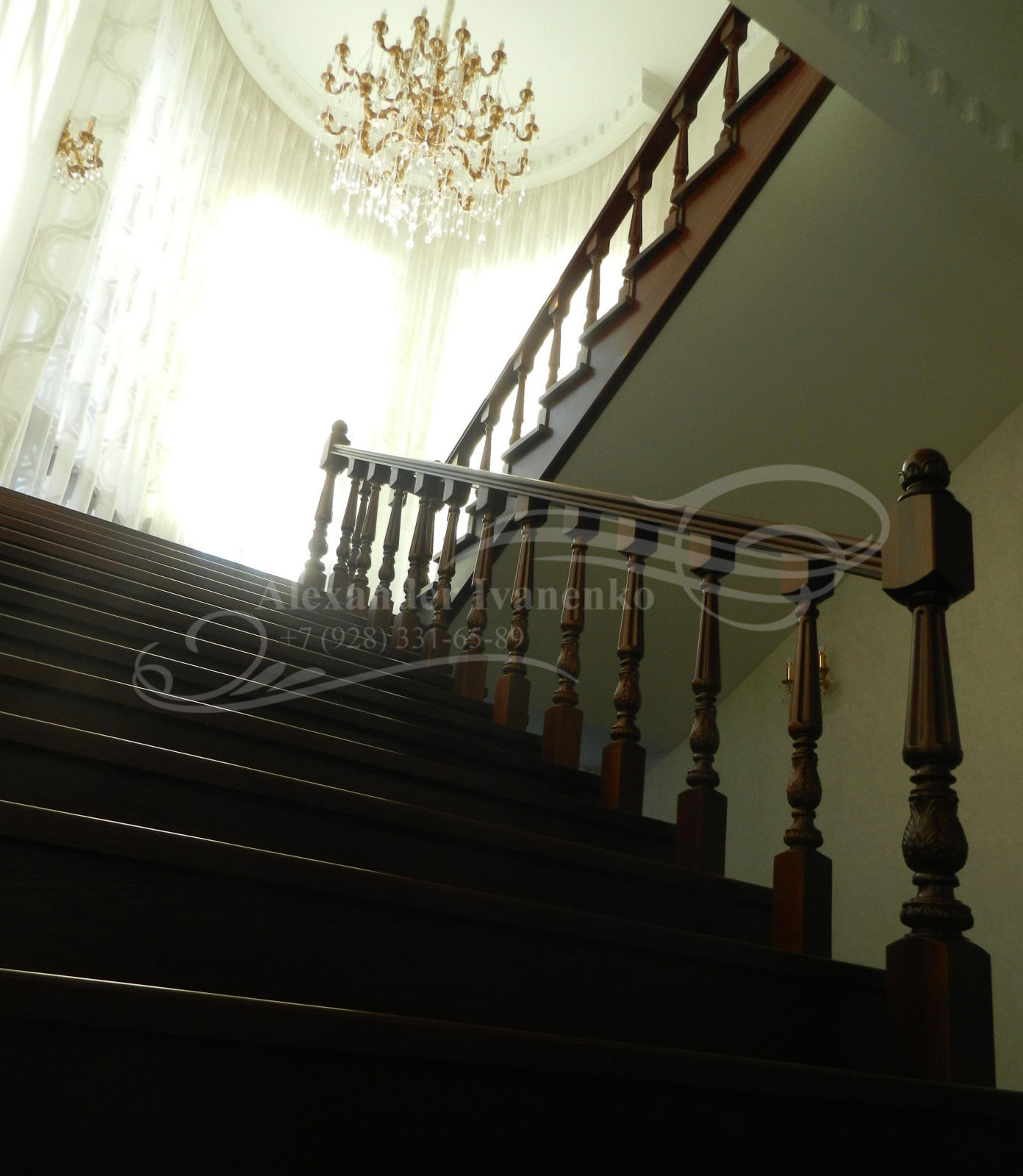 ЛЕСТНИЦА С РЕЗНЫМИ ЭЛЕМЕНТАМИ